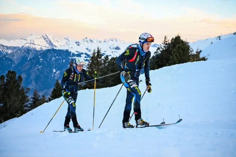 Une équipe en montée au-dessus de la vallée